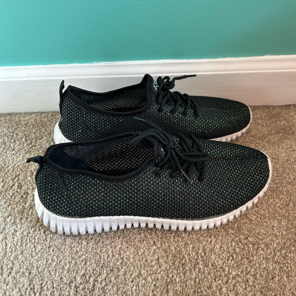 Daisy Fuentes Green and Black Fashion Sneakers